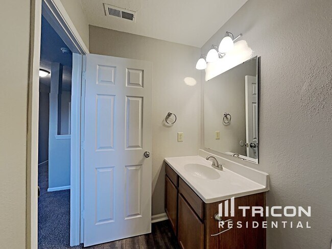 Building Photo - 114 Thistle Wood Dr