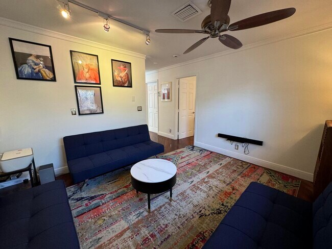 Building Photo - 1728 NE 40th St