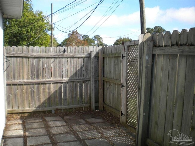 Building Photo - 3262 Maplewood Dr