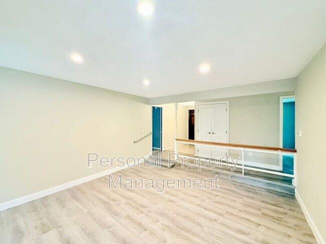 Building Photo - 9411 NE Pinecreek St