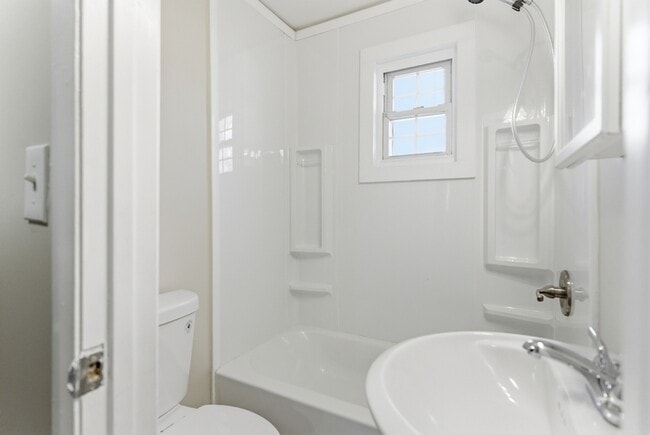 Building Photo - 109 N Cruze St