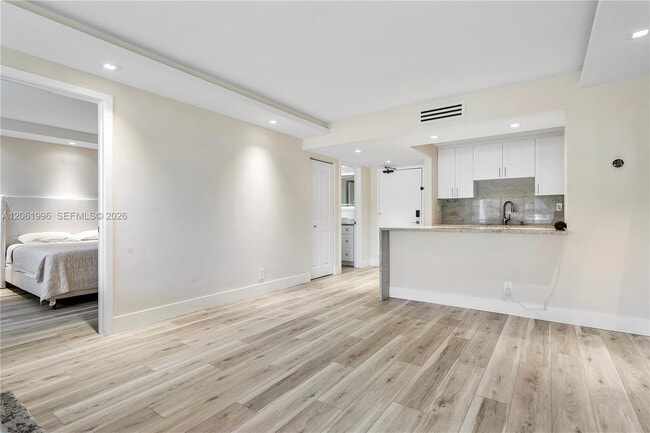Building Photo - 230 Lakeview Dr
