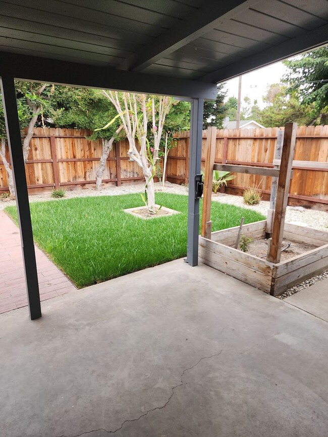 Building Photo - 3 Bedroom 2 bath with 2 car garage off of ...