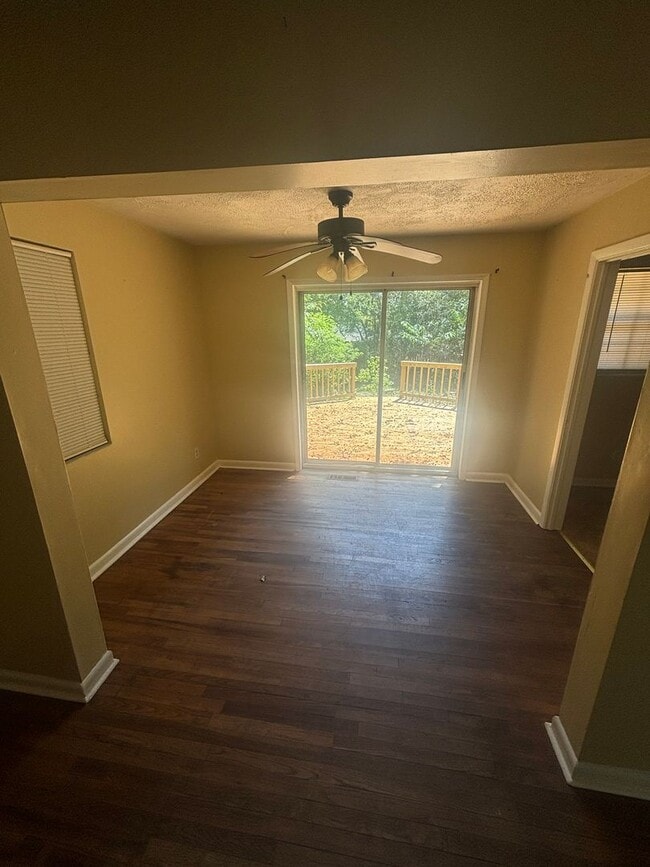 Building Photo - 3BR/1BA Close to Campus!