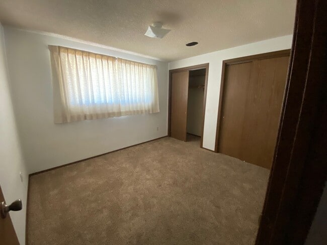 Building Photo - 2 bed 1 bath in Hamilton