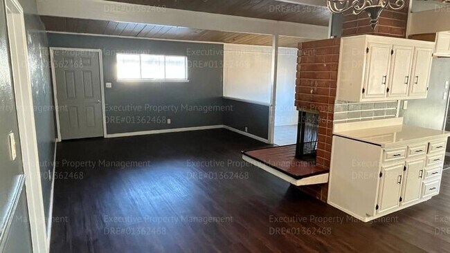 Building Photo - 3 bedroom/ 1.5 bathroom home with a detach...