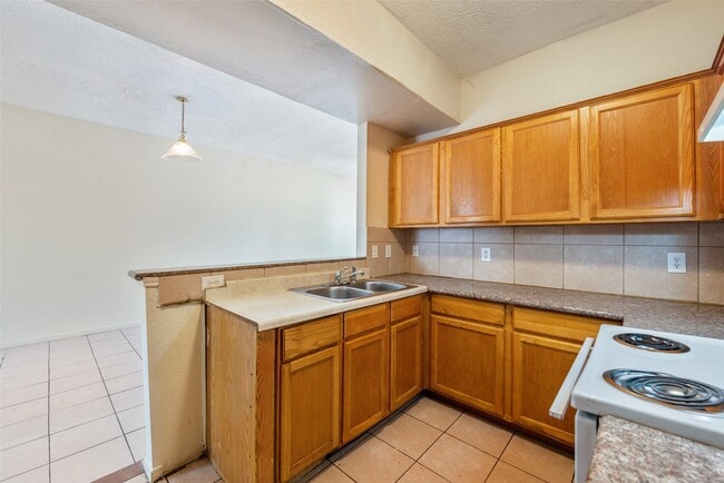 Building Photo - 6827 Dumble St