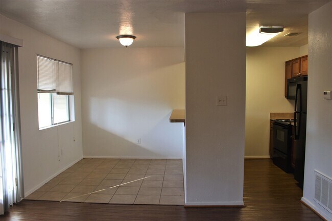 Building Photo - UPSTAIRS 2 BD UNIT w/ PRIVATE COVERED BALCONY