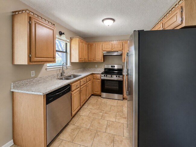 Building Photo - 4-Bedroom Home with Spacious Backyard in Stratford Estates