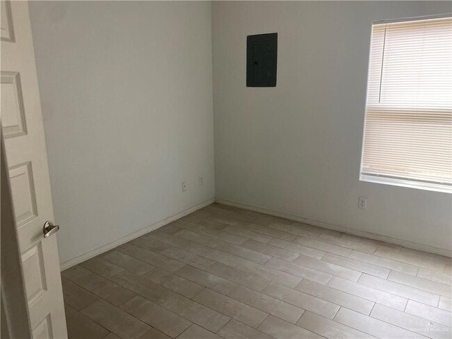 Building Photo - 16 Valeria St