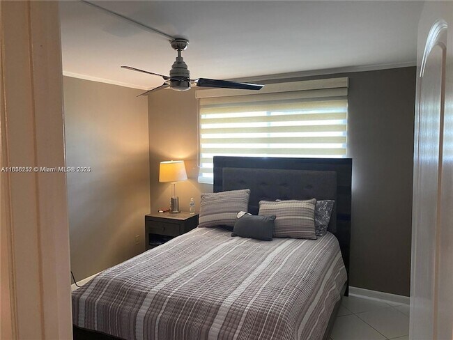 Building Photo - 2205 S Cypress Bend Dr