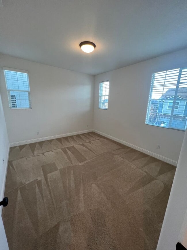 Building Photo - Spacious 4 Bedroom Home with Downstairs Bedroom and Upstairs Loft in Whitney Ranch Rocklin