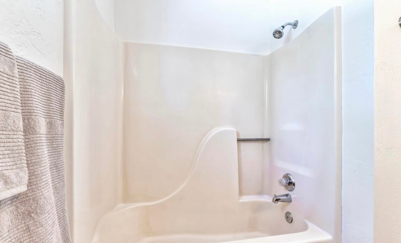 Building Photo - 1246 N Barzona Ave