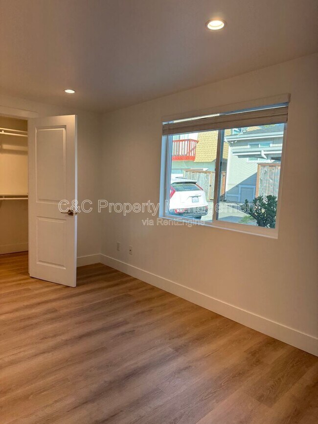 Building Photo - 727 2nd St