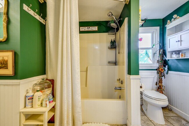 Building Photo - 4 Bed • 2 Bath Furnished Home – Utilities Included