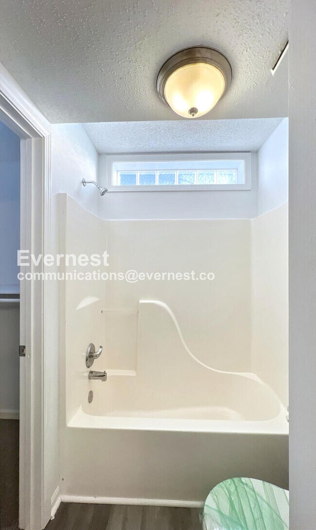 Building Photo - 1403 Rolling Dr