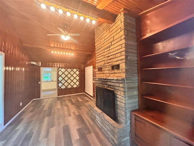 Building Photo - 9001 NE 36th St