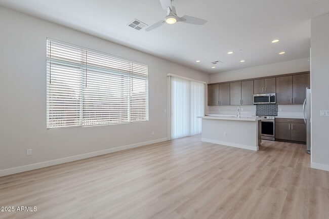 Building Photo - 6050 E Hidden Valley Dr