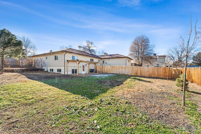 Building Photo - 1Bed/1Bath Apartment with HUGE Private Yard!