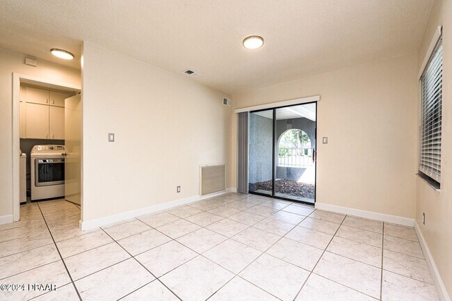 Building Photo - 4 Baywood Dr