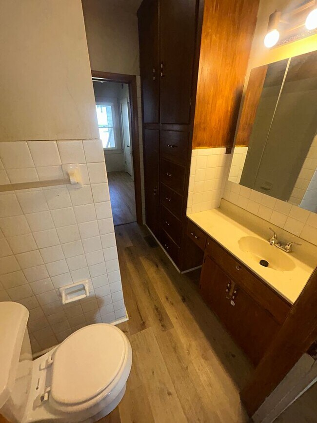 Building Photo - 1630 E Division St