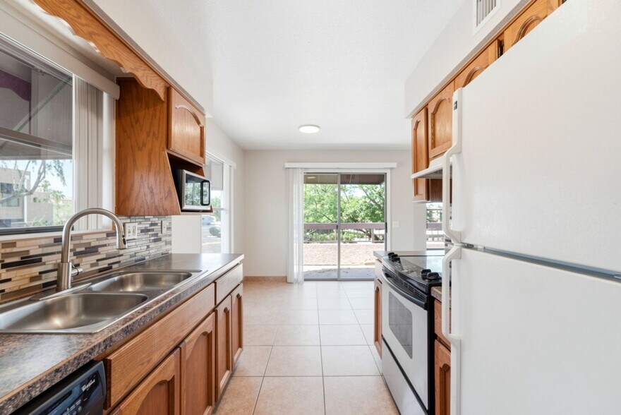 Building Photo - 16657 E Gunsight Dr