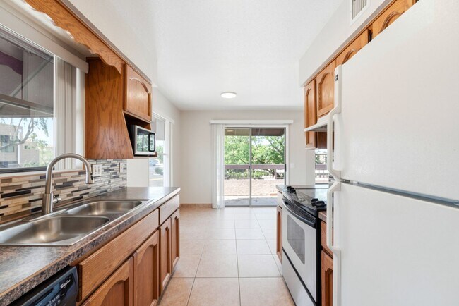 Building Photo - Beautiful 2-bedroom, 2-bath condo in the highly desirable Quail Run community!