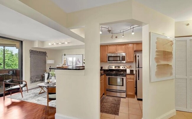Building Photo - Amazing 1 Bedroom 1 Bathroom Condo With Su...