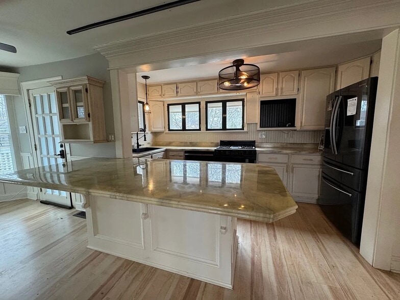 Building Photo - 800 E Belmont Ave