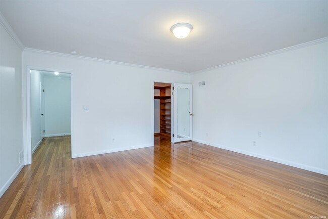 Building Photo - 10 Old Westbury Rd