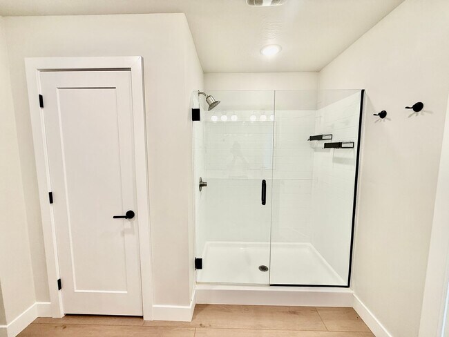 Building Photo - Spacious 3-BR Townhome in Washington