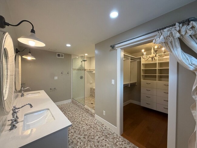 Building Photo - SPACIOUS PROPERTY DOWNTOWN FOR RENT!