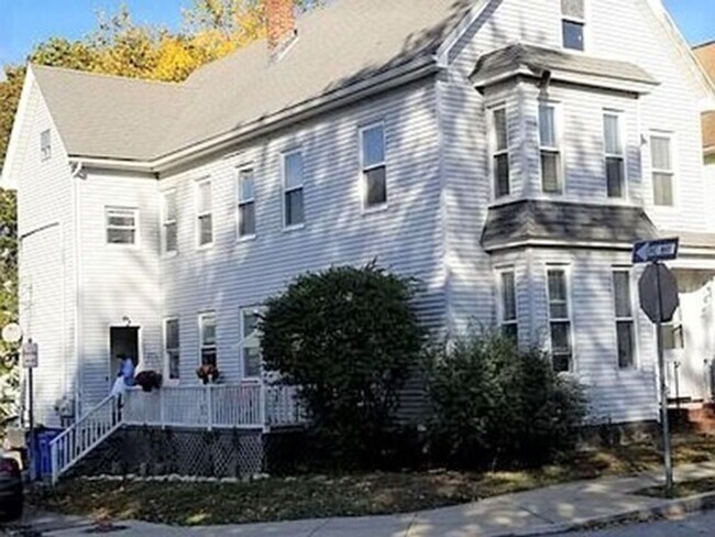 Building Photo - Spacious modern unit with great location in Southern Waltham available as early as 7/15/26