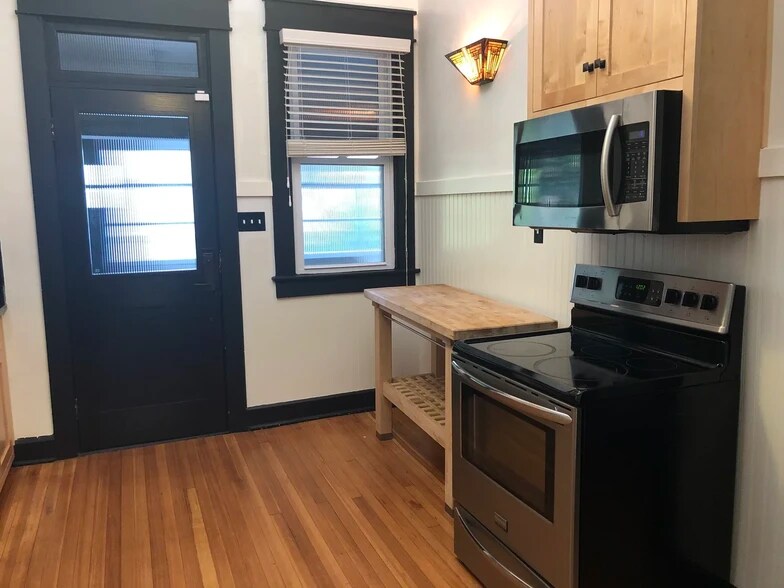 Building Photo - 629 N College Ave