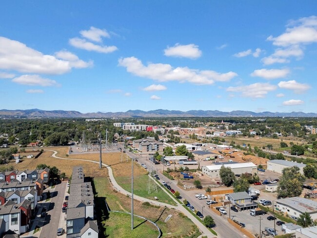 Building Photo - Stunning 3-bedroom, 4-bathroom townhouse!