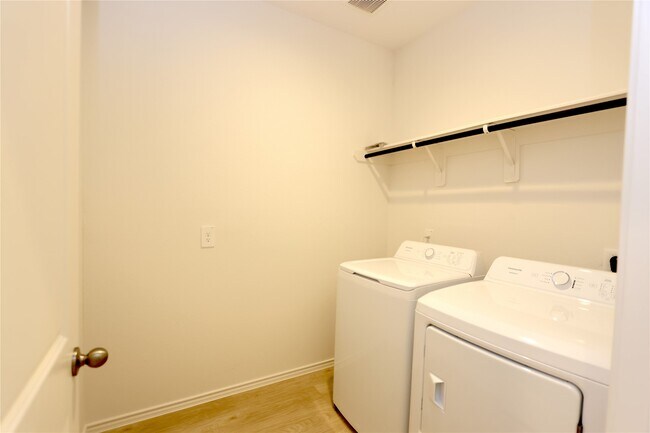Building Photo - 1606 Cedar Pointe Ct