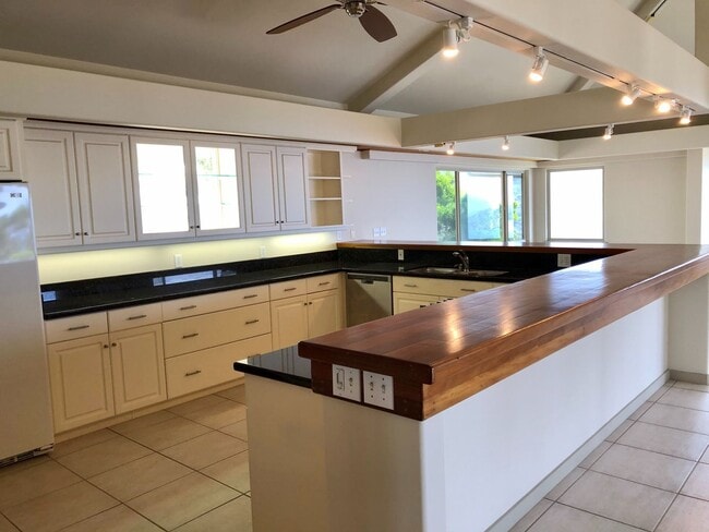 Building Photo - 3/2.5/2 Home - Located in the Beautiful Gated Community at Kahalakua- Endless Views!