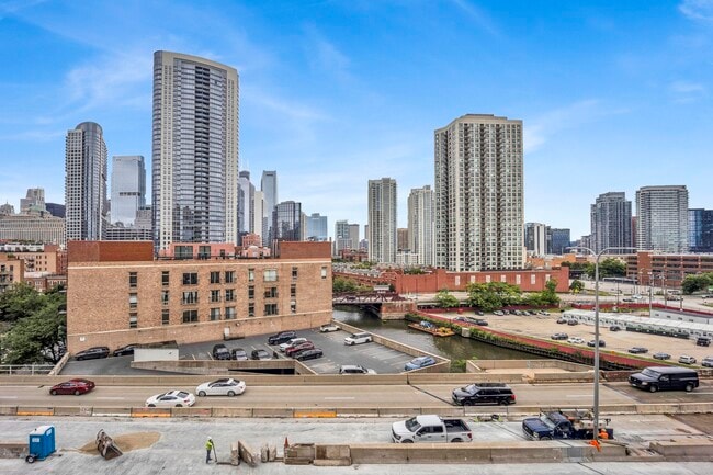 Building Photo - 600 N Kingsbury St