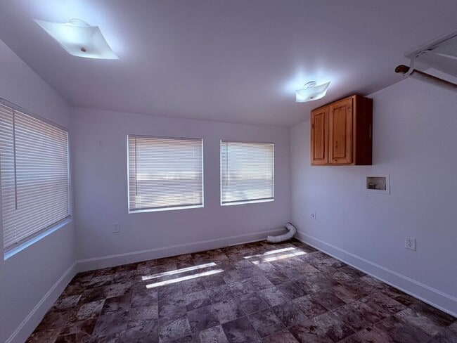 Building Photo - 523 W Maple Ave