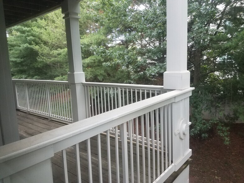 Building Photo - 1701 Lake Shore Crest Dr