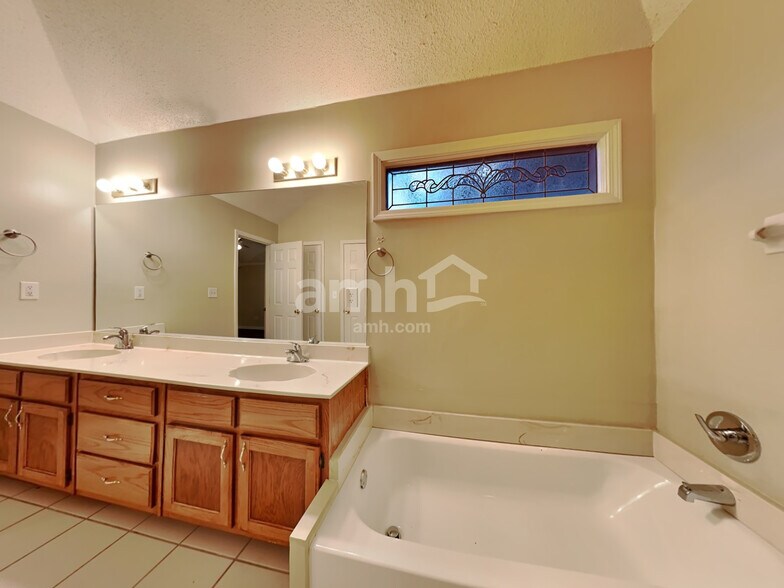 Building Photo - 2713 Country Glade Cv N