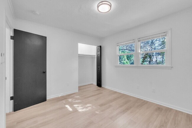 Building Photo - Updated 2-Bedroom 1-Bathroom Duplex in Spa...