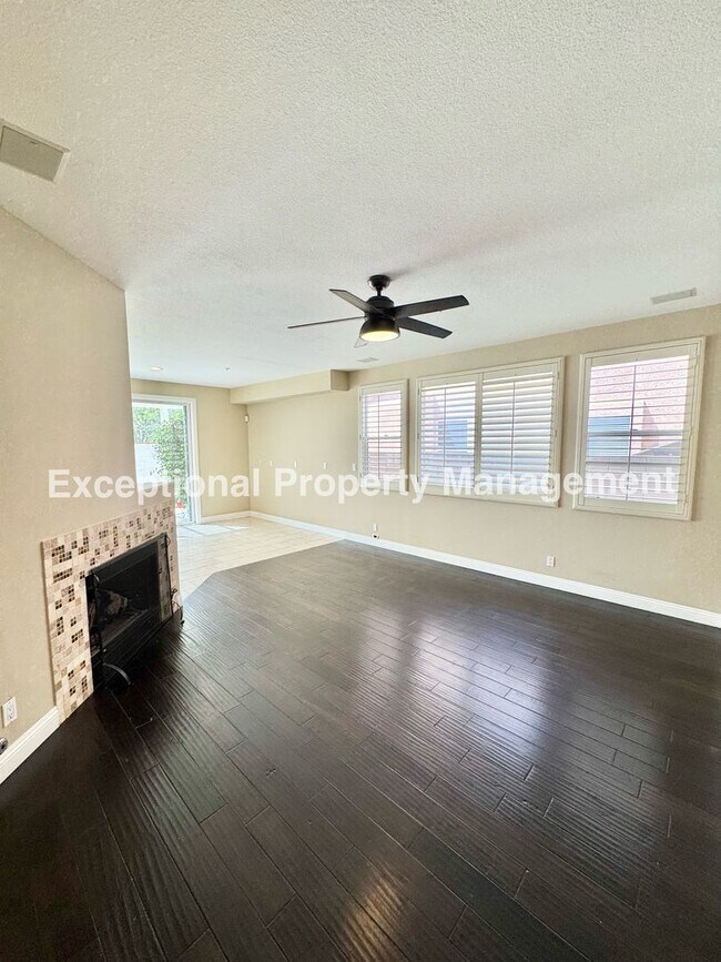 Building Photo - Ready to move in 4 bedroom 3 bath home with a loft and 3 car garage!