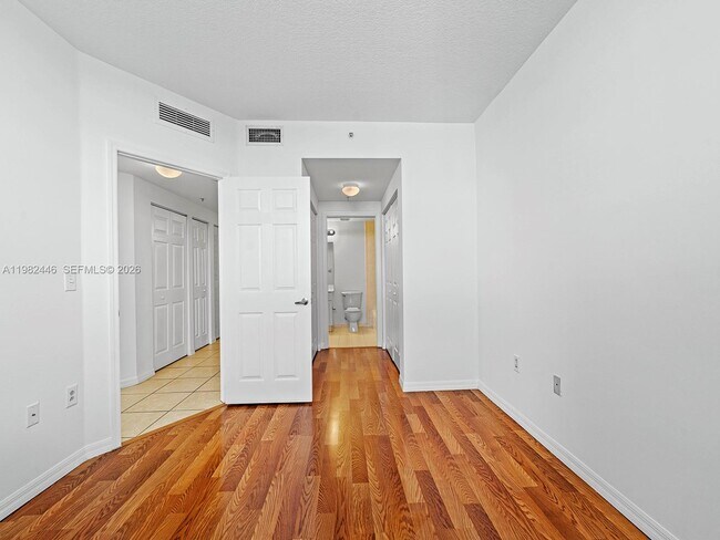 Building Photo - 215 SW 42nd Ave