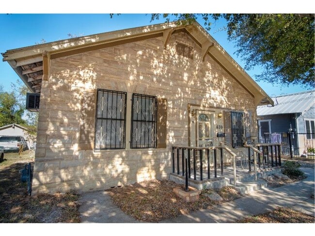 Building Photo - 2 BR 1 BA Gorgeous Home Near Downtown