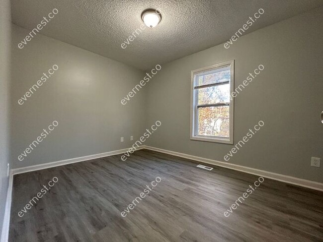 Building Photo - Charming 3-Bedroom, 2-Bathroom Home / Pet-...