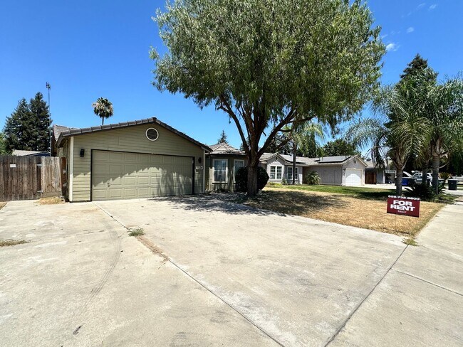 Building Photo - NW Visalia Home Coming Soon!