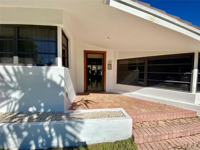 Building Photo - 1101 Bay Dr