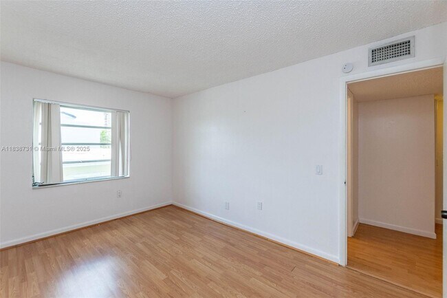 Building Photo - 3862 NE 171 St