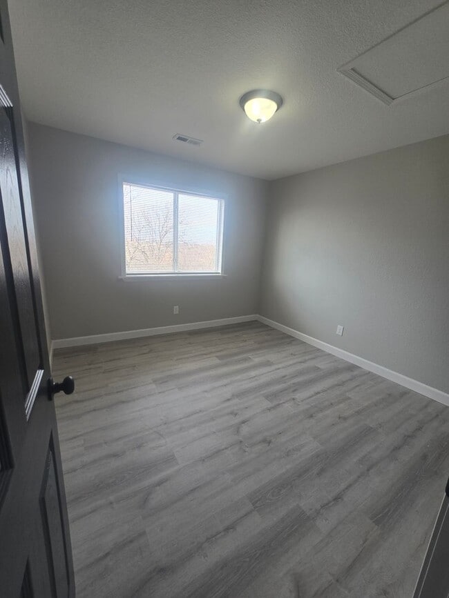 Building Photo - 2 Bedroom , 1 Bathroom Apartment!